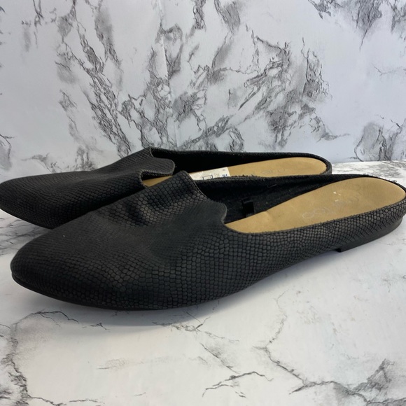 Me Too Black Pointy Toe Embossed Mule Flats Size 7 - Picture 3 of 8